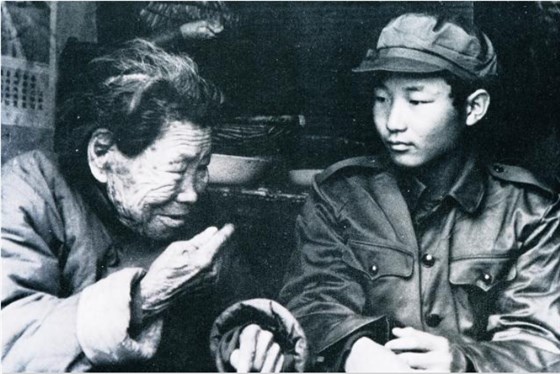 沂蒙红嫂明德英（左）