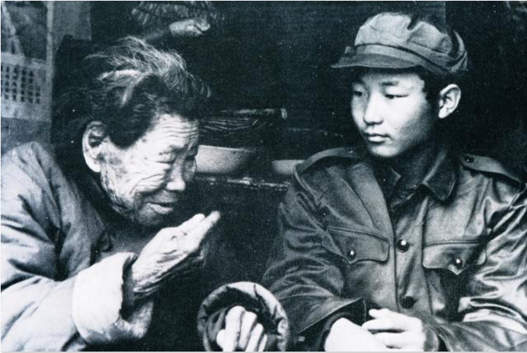 沂蒙红嫂明德英（左）